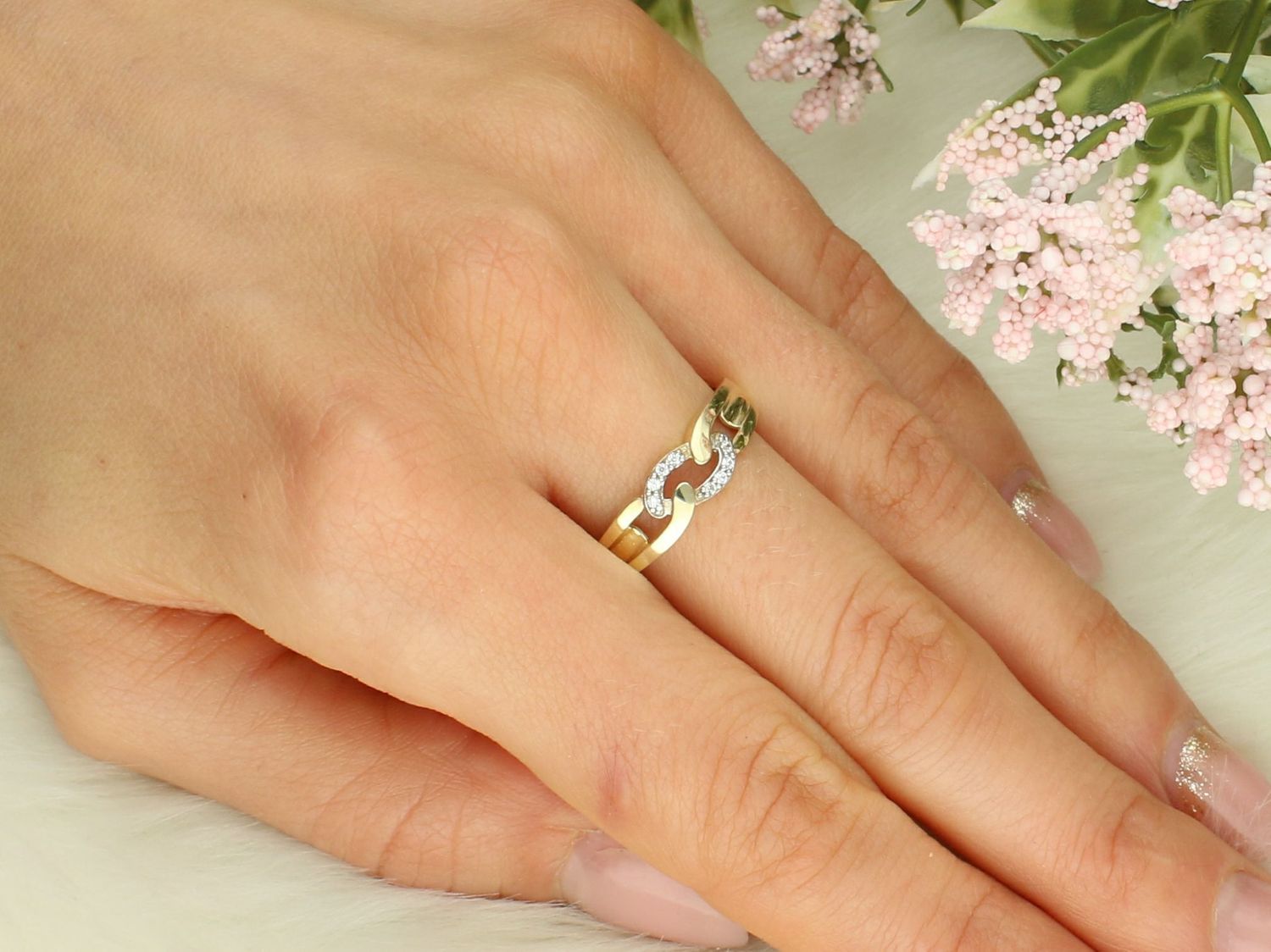 Pierścionek złoty z cyrkonią próba 375, PI 1025 375 Pierścionek z zachowaniem dbałości o każdy szczegół i detal. Dodatek łączy w sobie symbolikę kruszcu i koloru, z jednej strony może więc być 1.jpg